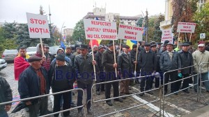 protest-al-taranilor-din-vladeni-in-fata-prefecturii-din-botosani