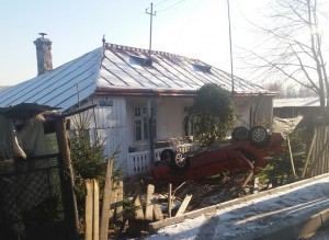 accident-masina-rasturnata-in-curte-botosani