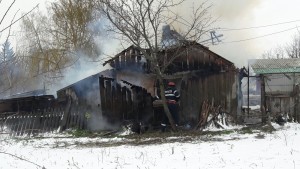 incendiu-casa-iarna-pompieri-2