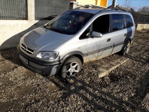 masina-avariata-pe-strada-cornului-municipiul-botosani