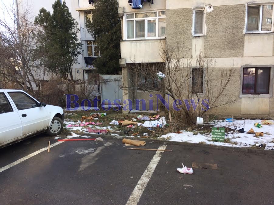 arunca bunuri de la balcon - botosani