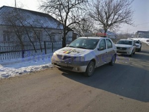 talharie vlasinesti masina politie in fata unei case