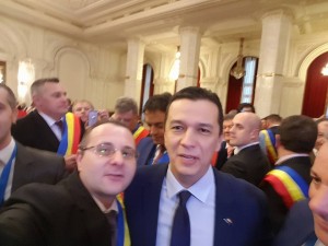 Cătălin Rotundu (primarul comunei Dângeni- Botoșani) făcându-și selfie alături de premierul Sorin Grindeanu