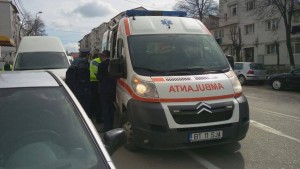 barbat cazut in strada la Botosani- ambulanta