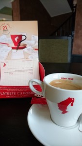 cafea platita cu o poezie