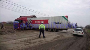 camion impotmolit in noroi Botosani- botosaninews-circulatie blocata (4)