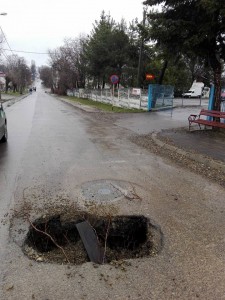 groapa in mijlocul strazii eternitatea- botosani