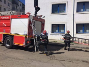 pompieri scara la apart6ament asistenta moarta