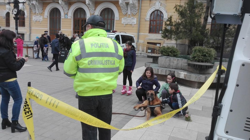 caine la ziua politiei- expozitie pe Pietonalul Unirii Botosani