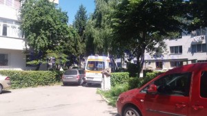 ambulanta in fata blocului mort