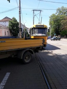 tramvai blocat de o camioneta la Botosani