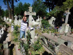 morminte distruse in Cimitirul Pacea Botosani