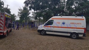 ambulanta pompieri in fata unei case