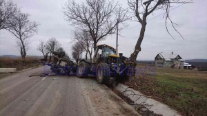 stiri, botosani, stiri din botosani, accident, cristesti, tractor in copac (2)