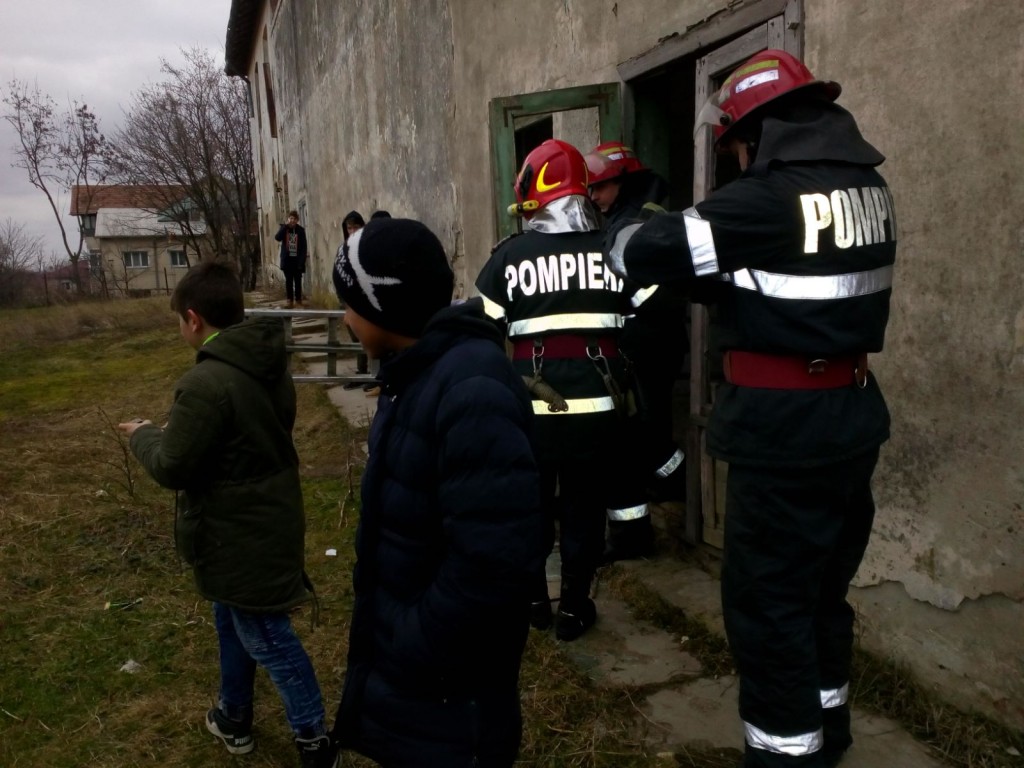 catei cazuti in subsol, dorohoi, stiri, botosani, pompieri (3)