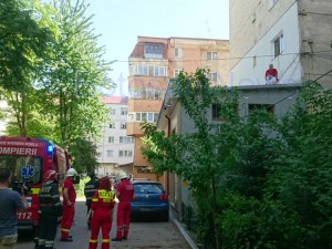 femeie cazuta etaj pompieri politie 1