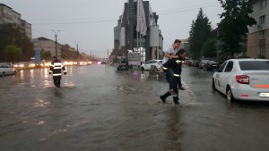 copil salvat de pompieri din masina, stiri, botosani (2)