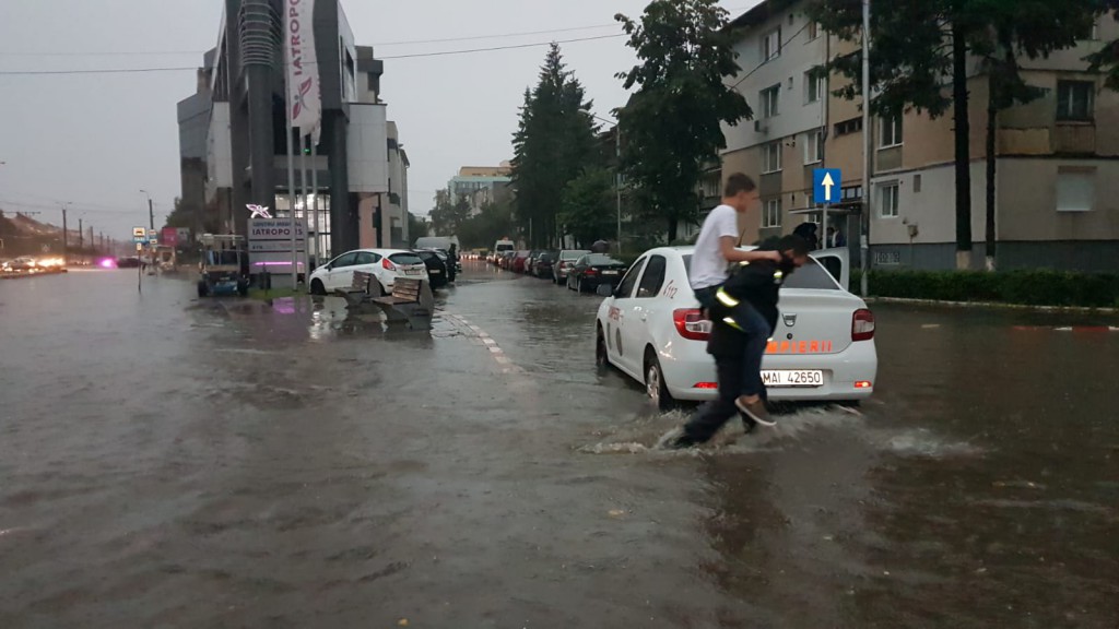 copil salvat de pompieri din masina, stiri, botosani