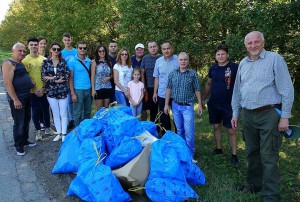 stiri, botosani, tinerii liberali au strans gunoaie la Rediu (1)