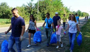 stiri, botosani, tinerii liberali au strans gunoaie la Rediu (2)