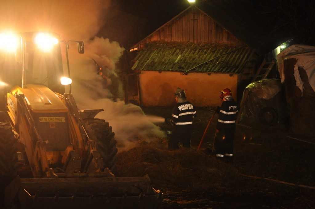 incendiu, stiri, botosani , cristinesti, pompieri, furaje