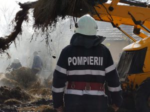 pompieri incendiu depozit furaje