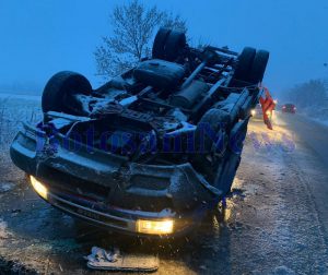 masina cu rotile in sus, camioneta, stiri, botosani, rediu