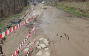 drum afectat de alunecarile de teren la Botosani