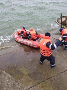 pompieri in misiune cautare inecat la Botosani