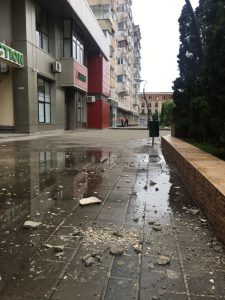 Caderi tencuiala de pe bloc la Botosani (3)