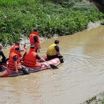 pompierii din Botosani cautand o femeie disparuta in apa la Lunca