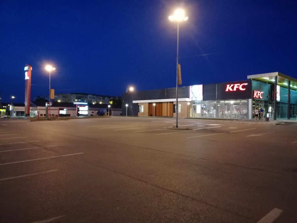 linia drive de la KFC Botosani