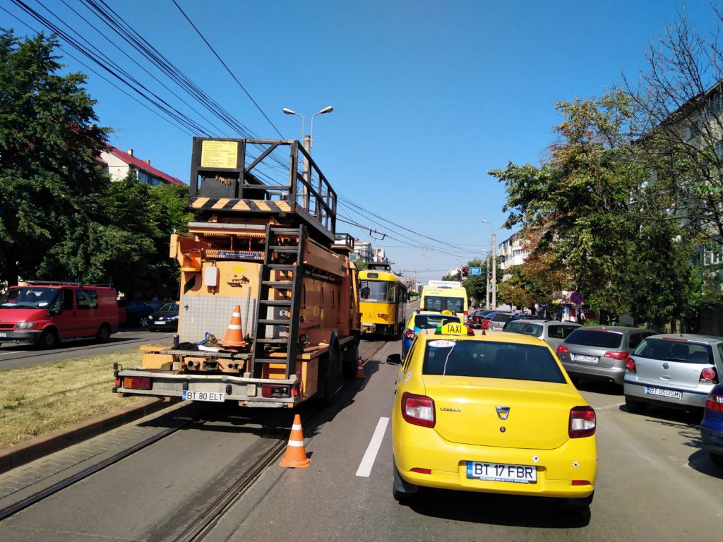 circulatia tramvaielor blocata pe Calea Nationala Botosani (5)