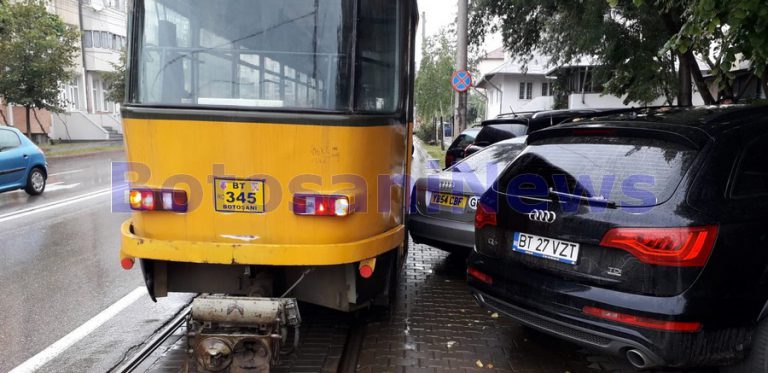 tramvai blocat de o masina parcat aiurea in Botosani (2)