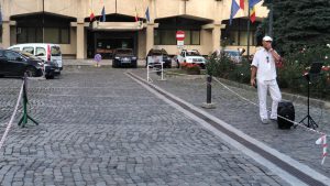 un singur protestatar in Piata Revolutiei din Botosani la un an de la protestele din 10 august