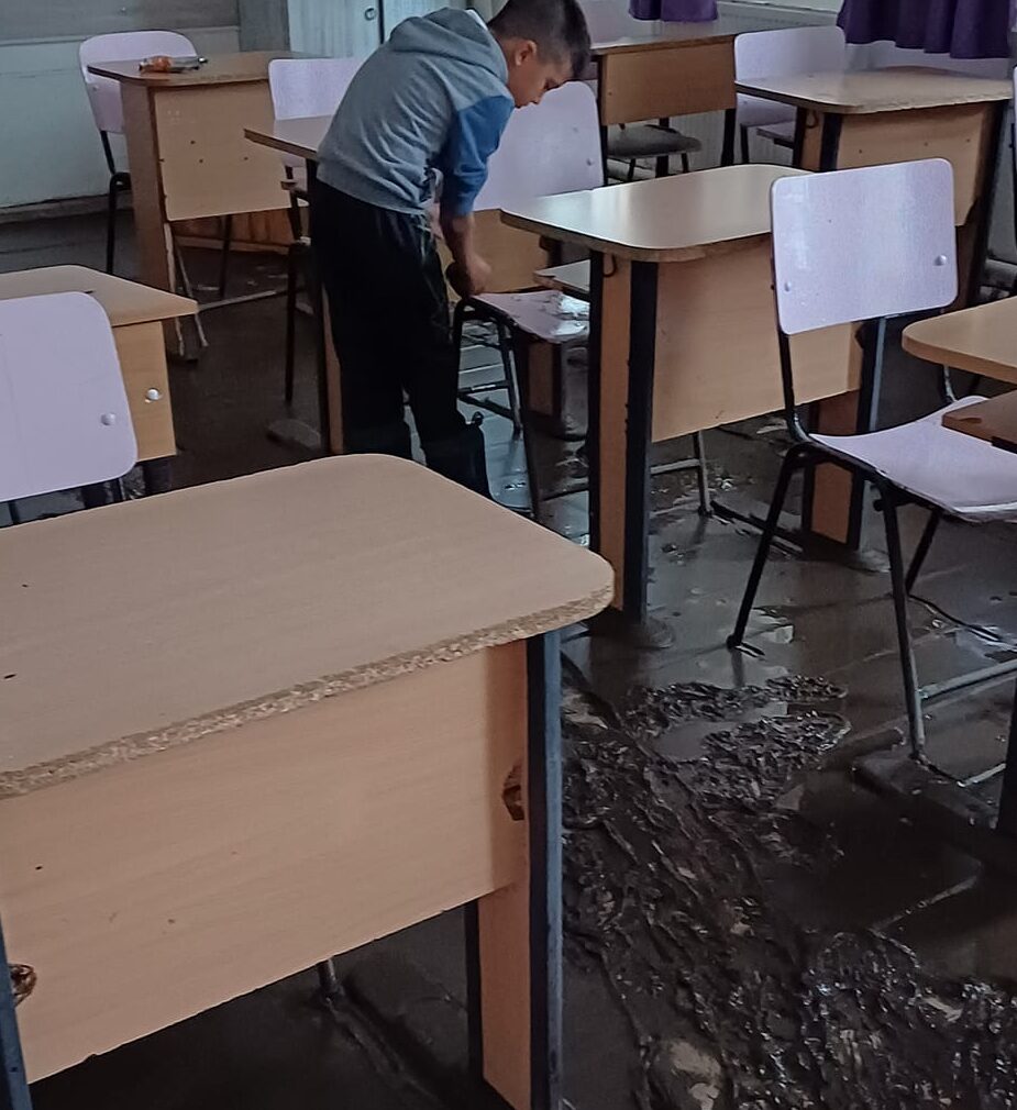 O imagine cât o mie de cuvinte! Un elev de șapte ani s-a oferit să șteargă noroiul din clase după inundații