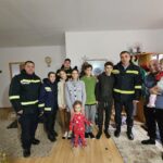 Patru copii din Pomârla, a căror casă a fost mistuită de flăcări, au avut parte de o surpriză de proporții din partea pompierilor